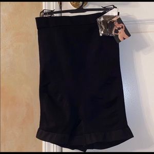 Black Seamless Hi-Waist Boyshort Size M/L